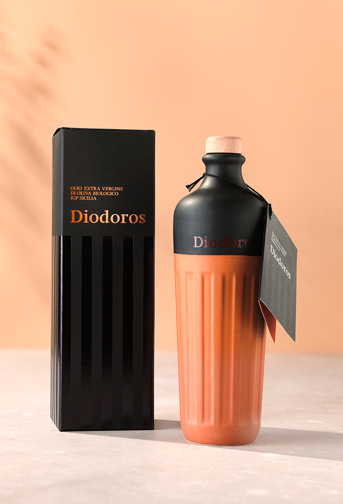 Acquista Diodoros, l'olio extravergine biologico della Valle dei Templi. Nella bottiglia in ceramica.